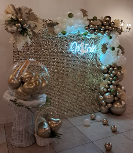 Wynajem złoty stelaż ścianka kwadratowa 2x2m Tychy - tło dekoracyjne wesele, urodziny, event firmowy, photo booth, balony, kwiaty Katowice Pszczyna - Zabawne Wydry