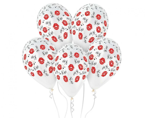 Białe balony lateksowe Gemar "KISS KISS" (13 cali) z czerwonym nadrukiem szminki i czarnym napisem, idealne do helu na Walentynki i wieczór panieński w Tychach.