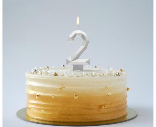Świeczka Cyfra 2 na tort Godan, metalizowana srebrna. Świeczka urodzinowa 9 cm, idealna dekoracja na 2, 12, 20 urodziny.