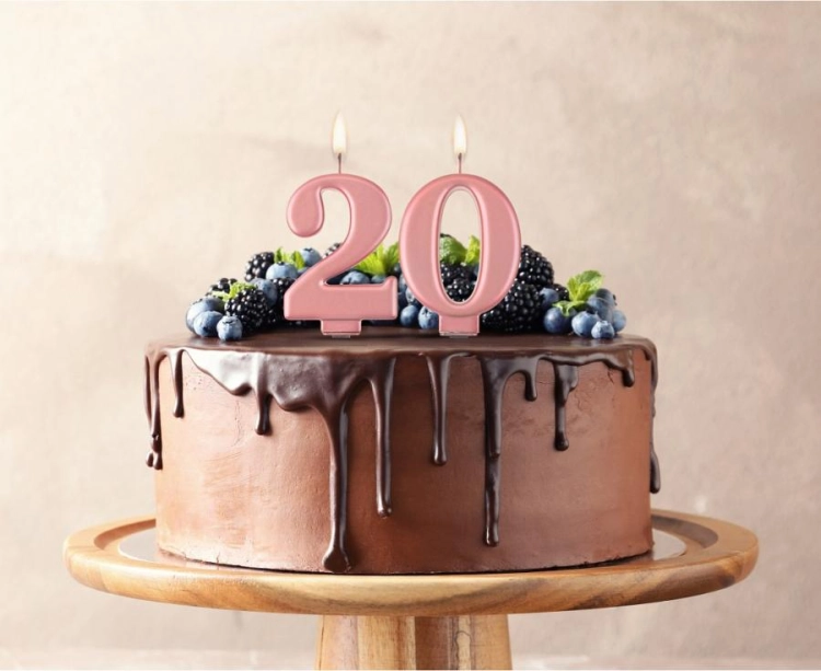 Świeczka Cyfra 2 na tort Godan B&amp;C, metaliczna Różowo-Złota (Rose Gold). Świeczka urodzinowa, idealna dekoracja na 2, 12, 20 urodziny.