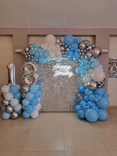 Ścianka foto kwadrat na stelażu 2x2 m z cekinami Rose Gold, neon LED Happy Birthday i cyframi LED. Montaż dekoracji Tychy. Balony do dyspozycji klienta.