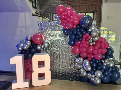 Ścianka balonowa kwadrat na stelażu 2x2 m z cekinami srebrnymi, neon LED Happy Birthday, cyfry LED 18. Montaż dekoracji fuksja-granat-srebro Tychy.