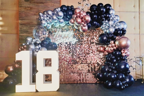 Ścianka balonowa kwadrat na stelażu 2x2 m z cekinami Rose Gold, neon LED Happy Birthday, cyfry LED 18. Montaż dekoracji Rose Gold-Czarno-Srebrna Tychy.