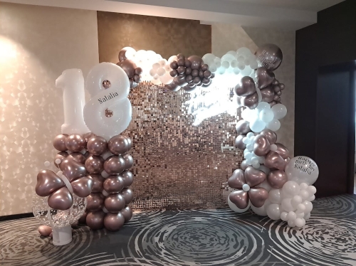 Ścianka balonowa kwadrat na stelażu 2x2 m z cekinami Rose Gold, girlanda Rose Gold-Biała, dekoracja na Ślub i Chrzciny.