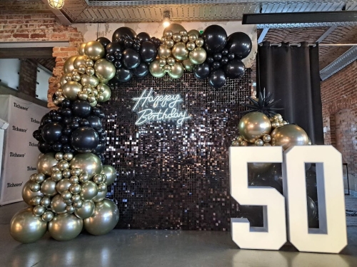 Ścianka balonowa kwadrat na stelażu 2x2 m z cekinami czarnymi, girlanda czarno-złota, neon Happy Birthday, cyfry LED 50. Montaż dekoracji Tychy.