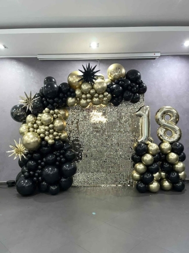 Ścianka balonowa kwadrat na stelażu 2x2 m z cekinami złoto szampańskie, girlanda czarno-złota, balony foliowe cyfry 18. Montaż dekoracji Tychy.