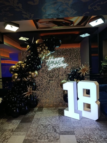 Ścianka balonowa kwadrat na stelażu 2x2 m z cekinami złoto szampańskie, girlanda czarno-złota, neon Happy Birthday, cyfry LED 18. Montaż dekoracji Tychy (Wariant New).