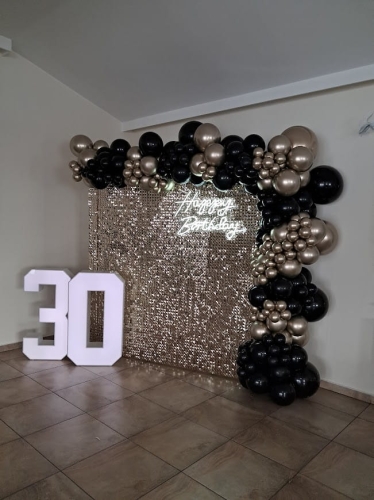 Ścianka balonowa kwadrat na stelażu 2x2 m z cekinami złoto szampańskie, girlanda czarno-złota klasyk, neon Happy Birthday, cyfry LED 30. Montaż dekoracji Tychy.
