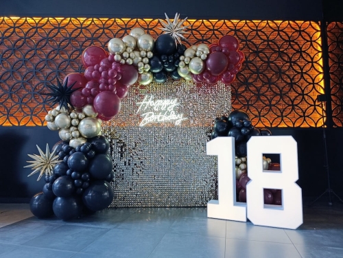 ścianka kwadrat klasyk 18.jŚcianka balonowa kwadrat na stelażu 2x2 m, cekiny złoto szampańskie, girlanda czarno-złoto-bordowa (Vino), cyfry foliowe 18 i neon. Montaż dekoracji Tychy.pg