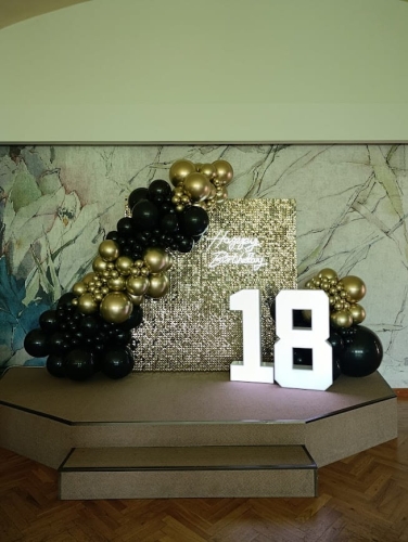 Ścianka balonowa kwadrat na stelażu 2x2 m z cekinami złoto szampańskie, girlanda czarno-złota LUX, neon Happy Birthday, cyfry LED 18. Montaż dekoracji Tychy.