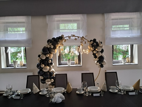 Montaż ścianki balonowej KOŁO 200 cm, złoto-czarna girlanda, neon Mr &amp; Mrs i cyfry foliowe 10. Dekoracja na ślub/jubileusz Tychy.