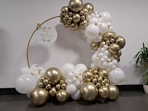 Montaż ścianki balonowej KOŁO 200 cm, złoto-biała girlanda organiczna, personalizowana tabliczka na Chrzest. Dekoracja Tychy.