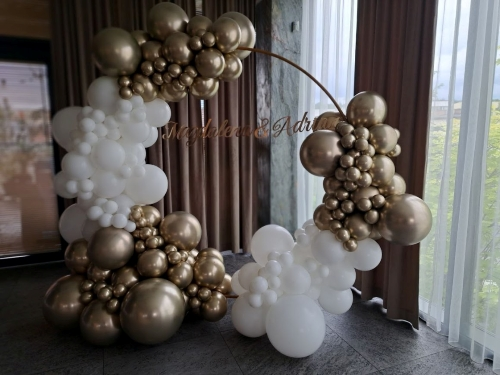 Montaż ścianki balonowej KOŁO 200 cm, złoto-biała girlanda organiczna, personalizowany napis na Ślub/Wesele. Dekoracja Tychy.
