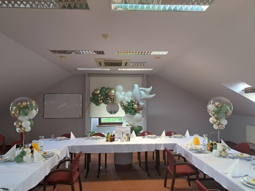 Montaż ścianki balonowej KOŁO 200 cm, girlanda zielono-biało-złota, Balon Gołębica 92 cm, na Chrzest i Komunię Tychy.