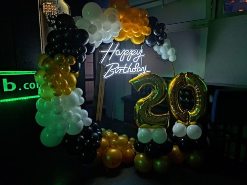 Montaż ścianki balonowej KOŁO 200 cm w kolorach czarny, biały, złoty chrom. Neon Happy Birthday i mini słupy z cyfrą na Osiemnastkę. Tychy.
