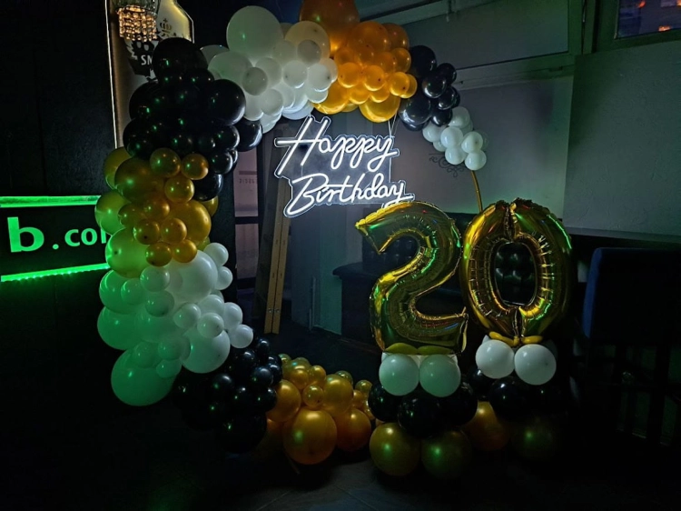 Montaż ścianki balonowej KOŁO 200 cm w kolorach czarny, biały, złoty chrom. Neon Happy Birthday i mini słupy z cyfrą na Osiemnastkę. Tychy.