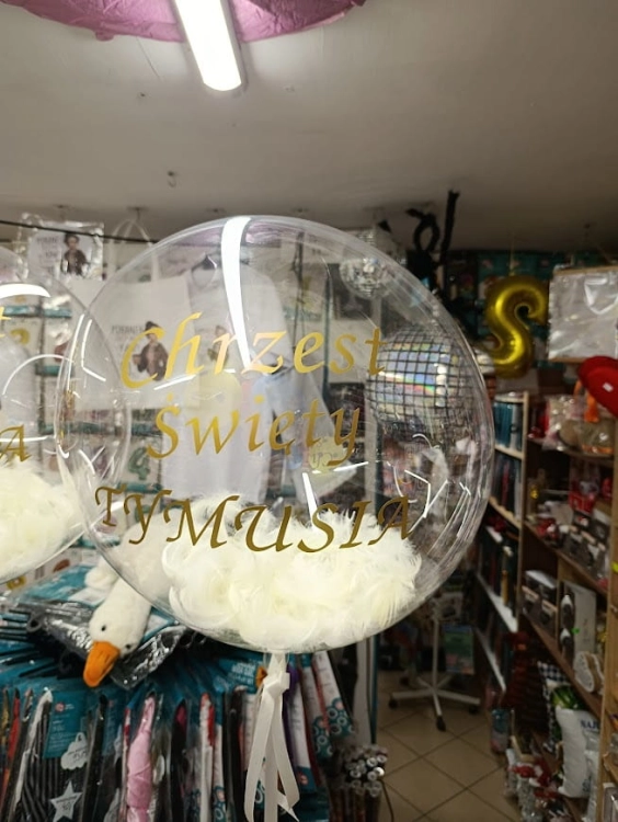 Przezroczysty balon Aqua Bubble z białymi piórkami i złotym napisem Chrzest Święty Tymusia, realizacja Tychy.