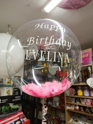 Przezroczysty balon Aqua Bubble z różówymi piórkami i białym  napisem Happy Birthday, realizacja Tychy.