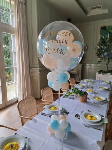 Dekoracja stołu na chrzest i urodziny, balon na stojaku akrylowym z personalizacją, trwały balon aqua Tychy.