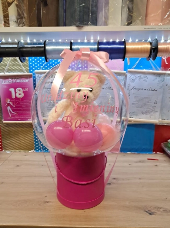Pluszowy miś zamknięty w przezroczystym balonie Aqua, prezent typu Hot Air Balloon w pudełku, roczek Basi Gliwice