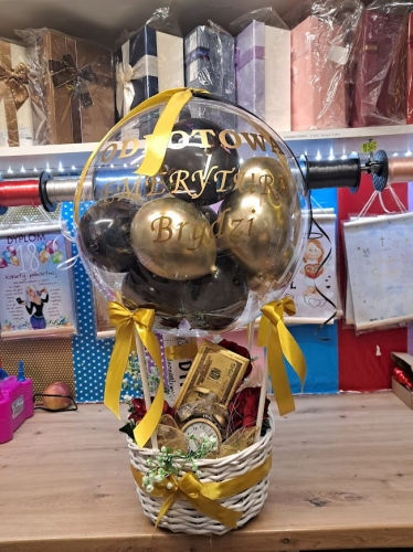 Elegancki kosz na rocznicę ślubu, białe i złote balony w środku, wersja z kwiatami Basia Rafał.