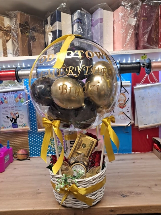 Elegancki kosz na rocznicę ślubu, białe i złote balony w środku, wersja z kwiatami Basia Rafał.