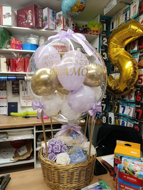 Kosz na 18 urodziny Kacpra, czarne złote i srebrne balony w balonie, prezent Tychy.