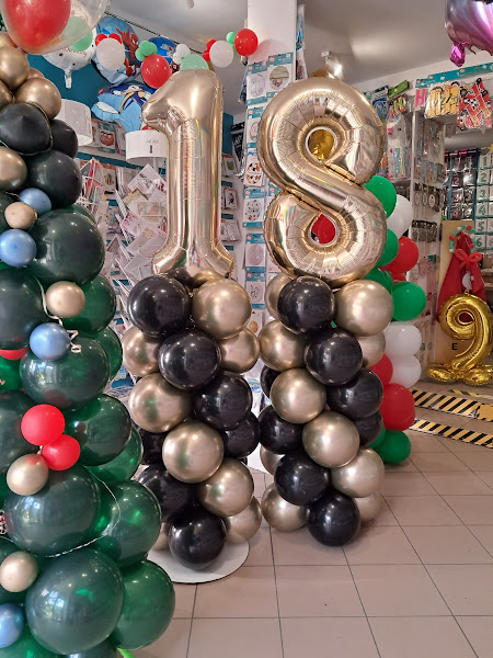 Słup balonowy z cyfrą 50 złoto czarny, dekoracja stojąca na pięćdziesiątkę, kolumna glamour Tychy.