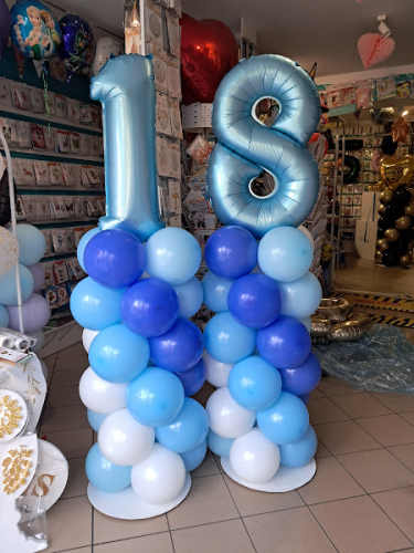 Słup balonowy z cyfrą 8 niebieski z pomarańczowym, dekoracja stojąca na urodziny chłopca, Zabawne Wydry.