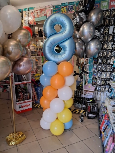 Słup balonowy z tęczową cyfrą Freecolor, kolorowa dekoracja urodzinowa dla dziecka, Zabawne Wydry Tychy.