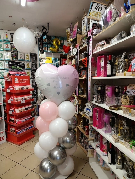 Słup balonowy z sercem srebrno różowy, dekoracja na srebrne wesele z napisem, Zabawne Wydry Tychy.