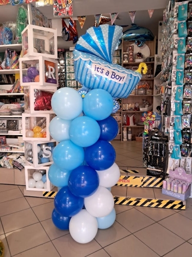Słup balonowy z wózkiem It's a Boy niebieski, dekoracja na powitanie chłopca w domu, Zabawne Wydry Tychy.
