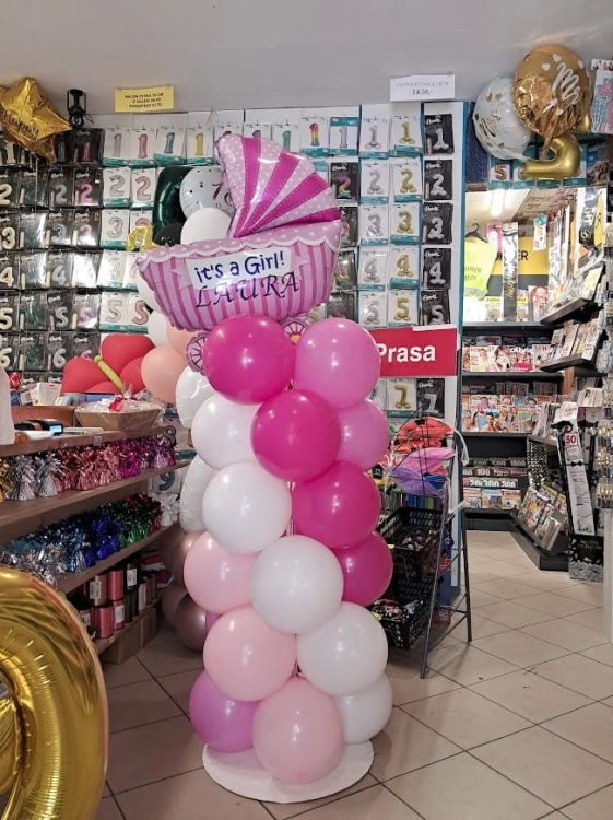 Słup balonowy z wózkiem It's a Girl różowy, dekoracja na powitanie dziewczynki w domu, Zabawne Wydry Tychy.
