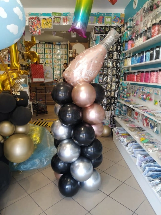 Słup dekoracyjny różowa butelka na podbudowie balony w czarno srebrnych barwach. Dekoracje balonowe Katowice