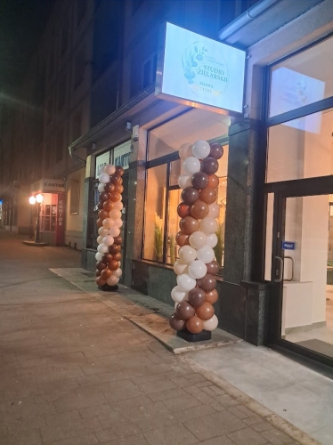 Słupy balonowe reklamowe przed wejściem do sklepu, dekoracja otwarcia w kolorach firmowych, Zabawne Wydry realizacja B2B. Tychy