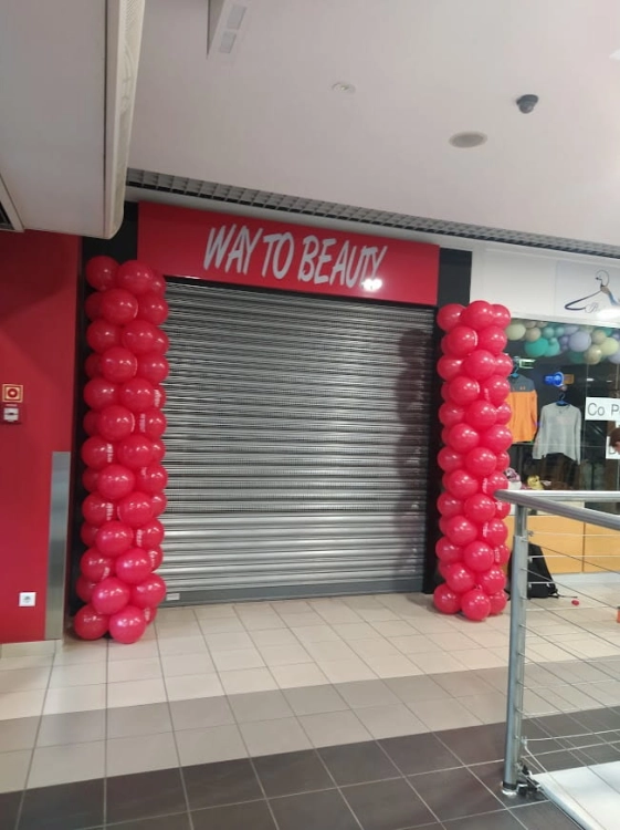 Słupy balonowe reklamowe przed wejściem do sklepu, dekoracja otwarcia w kolorach firmowych, Zabawne Wydry realizacja B2B. Tychy City Point