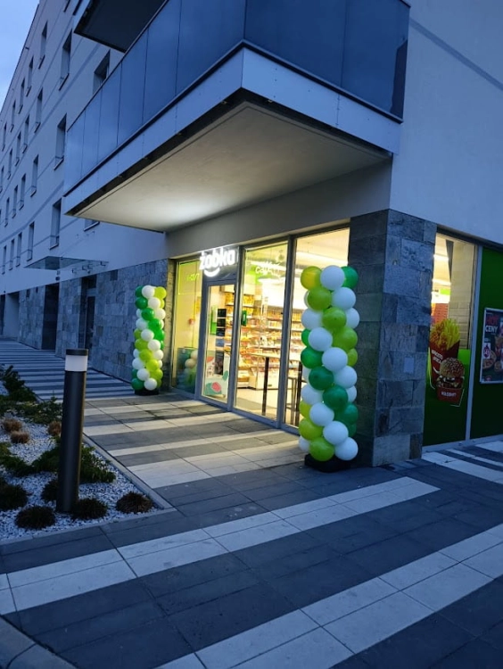 Słupy balonowe reklamowe przed wejściem do sklepu, dekoracja otwarcia w kolorach firmowych, Zabawne Wydry realizacja B2B. Tychy osiedle D