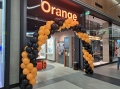 Brama balonowa czerwono biała przed sklepem Orange, łuk z balonów na otwarcie, dekoracja wejścia galeria handlowa.