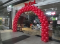 Brama balonowa czerwono biała przed sklepem Tefal, łuk z balonów na otwarcie, dekoracja wejścia galeria handlowa.