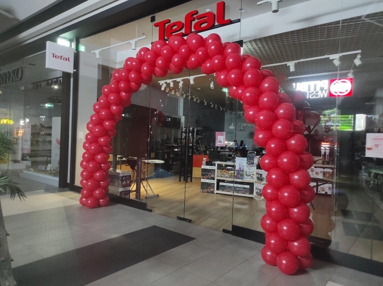 Brama balonowa czerwono biała przed sklepem Tefal, łuk z balonów na otwarcie, dekoracja wejścia galeria handlowa.