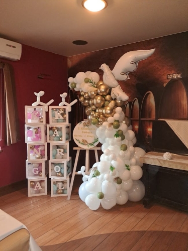 Ścianka balonowa na komunię dla dziewczynki, dekoracja na sztaludze z białym gołębiem, beżowe balony, kartoniki z imieniem  Octavia Tychy.
