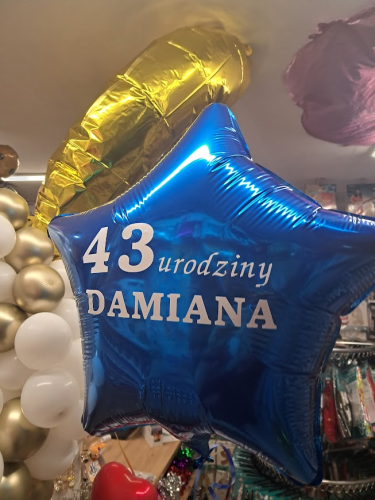 Balon foliowy serce w kolorze fuksji ze srebrnym brokatowym napisem Roczek Kai – dekoracja na pierwsze urodziny dziewczynki