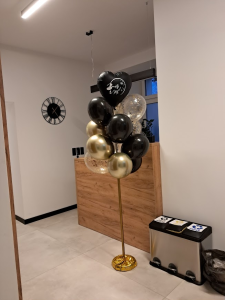 Wynajem Stojaka z Balonami i Personalizacją (Własny Napis lub Logo)