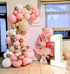 Personalizowana Ścianka Łuk z Misiem, Pudłami i Tabliczką – Roczek, Chrzest