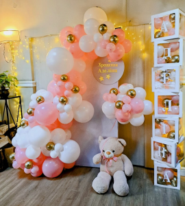 Personalizowana Ścianka Łuk z Misiem, Pudłami i Tabliczką – Roczek, Chrzest