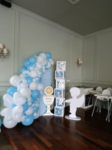 Personalizowana Ścianka Komunijna Łuk z Kielichem i Pudłami z Imieniem