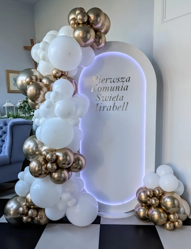 dekoracja-komunijna-scianka-owal-led-balony-zlote-biale-tychy